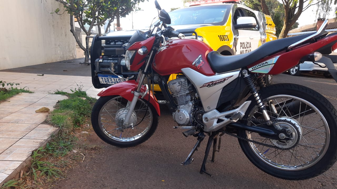 Motociclista "dando grau" é flagrado pela PM no Parque Verde, em Cascavel