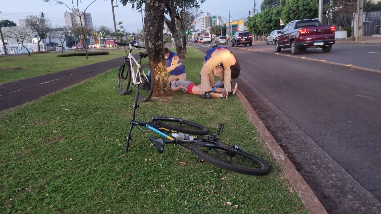 Mulher fica ferida em queda de bicicleta na Avenida Tancredo Neves, em Cascavel