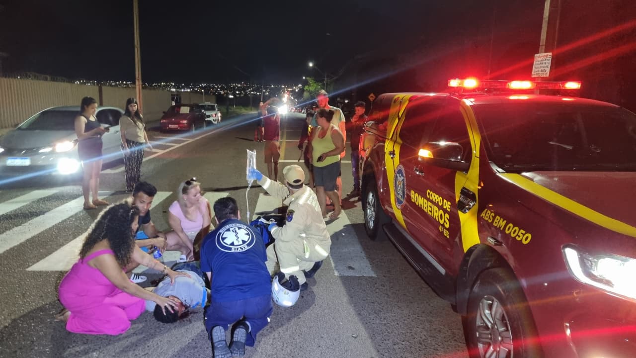 Motociclista sofre ferimentos graves em colisão com Kwid em Cascavel