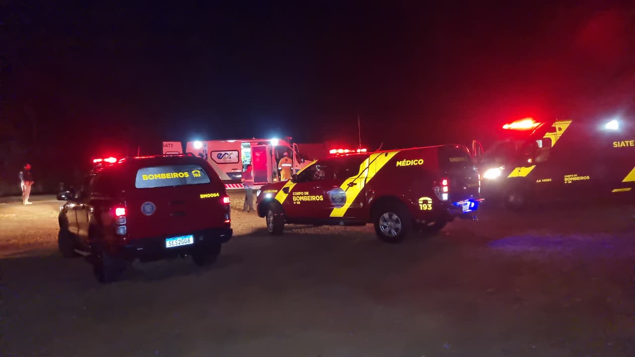 Grave acidente entre Kombi e caminhão deixa seis vítimas na BR-277 em Cascavel Grave acidente entre Kombi e caminhão deixa seis vítimas na BR-277 em Cascavel