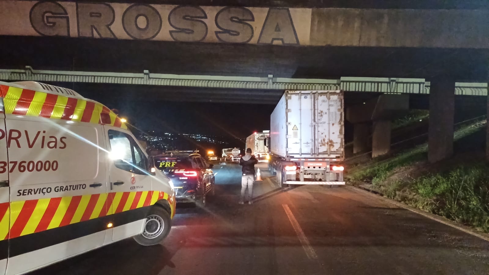 Homem e mulher morrem atropelados na BR-376 em Ponta Grossa Homem e mulher morrem atropelados na BR-376 em Ponta Grossa