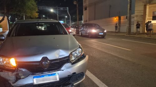 Quatro veículos se envolvem em acidente na Rua Minas Gerais, próximo do radar Imagem referente a Quatro veículos se envolvem em acidente na Rua Minas Gerais, próximo do radar