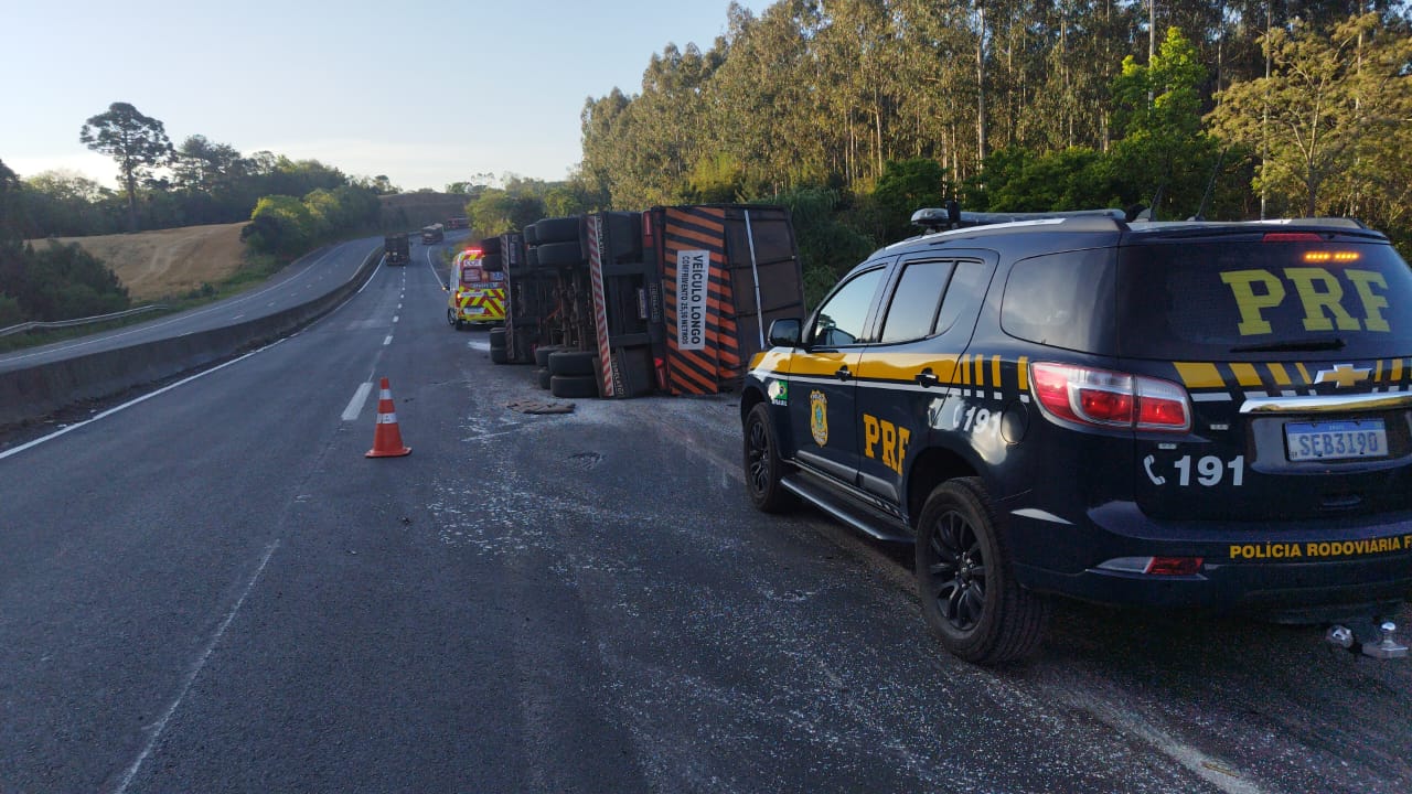 Caminhão bitrem tomba na BR-376 e motorista fica ferido em Imbaú Caminhão bitrem tomba na BR-376 e motorista fica ferido em Imbaú