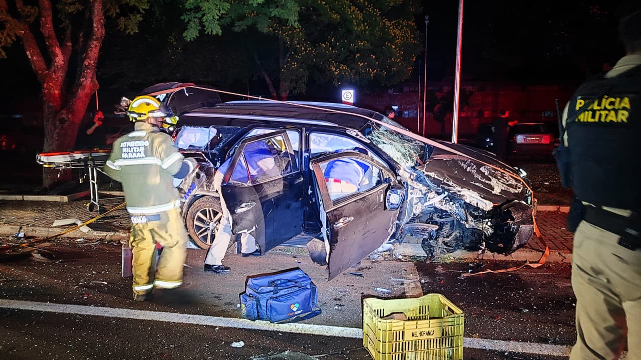 Mulher fica ferida após SW4 colidir em poste e capotar em frente à rodoviária Mulher fica ferida após SW4 colidir em poste e capotar em frente à rodoviária