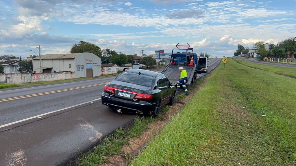 Azera despenca em canaleta na BR-277 e trio escapa ileso na manhã de domingo