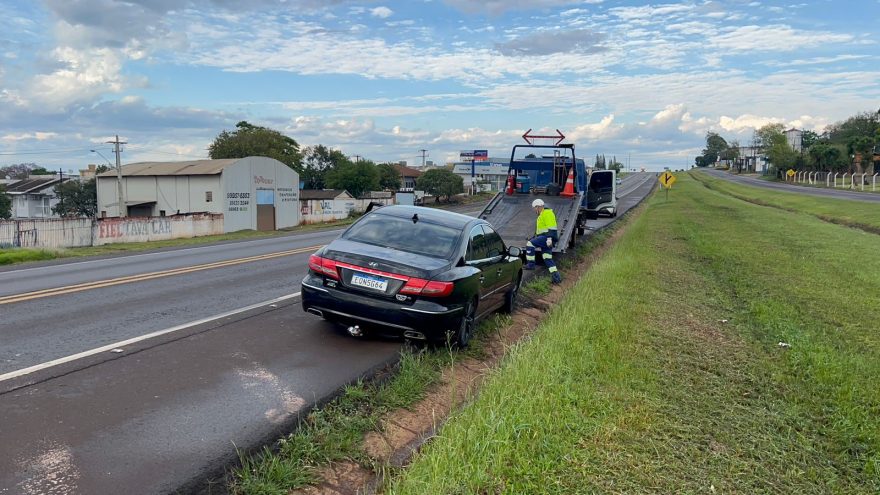 Azera despenca em canaleta na BR-277 e trio escapa ileso na manhã de domingo