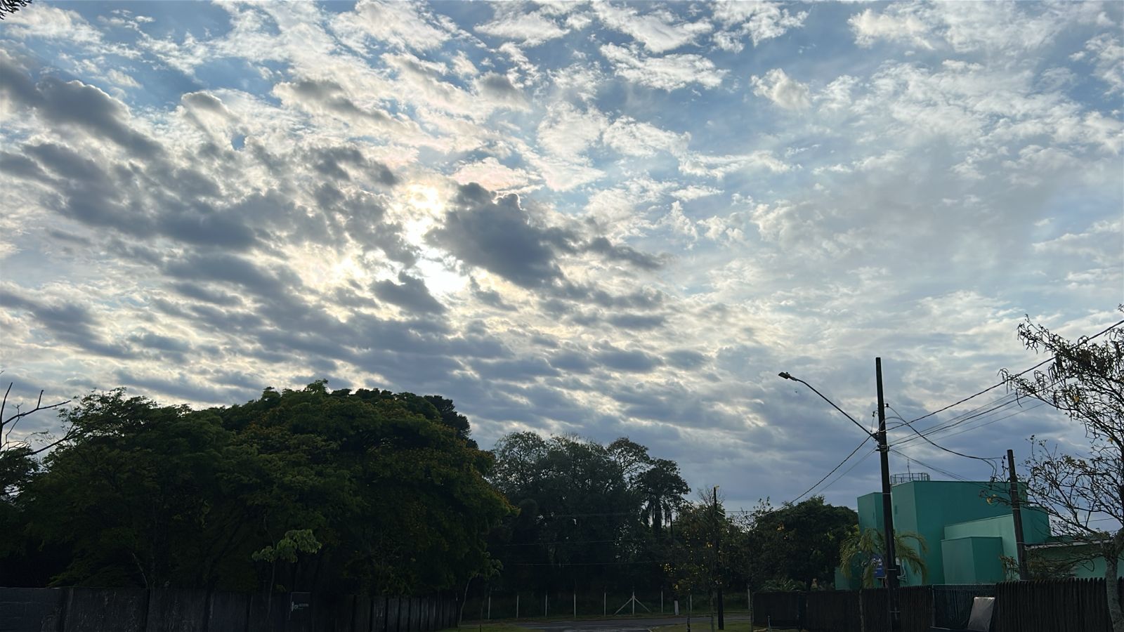 Temperaturas elevadas e chuva: Domingo promete tempo abafado Temperaturas elevadas e chuva: Domingo promete tempo abafado
