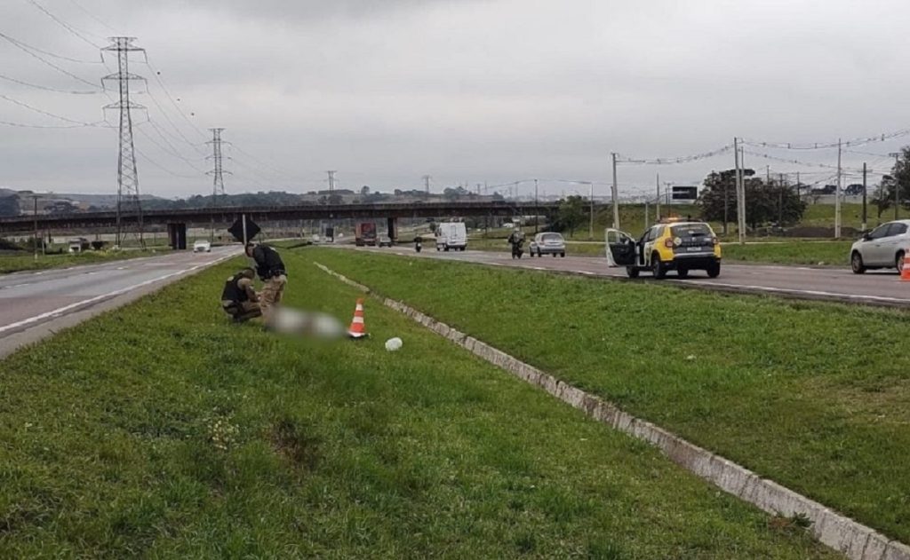 Homem é encontrado morto em canteiro central após atropelamento; motorista desaparece
