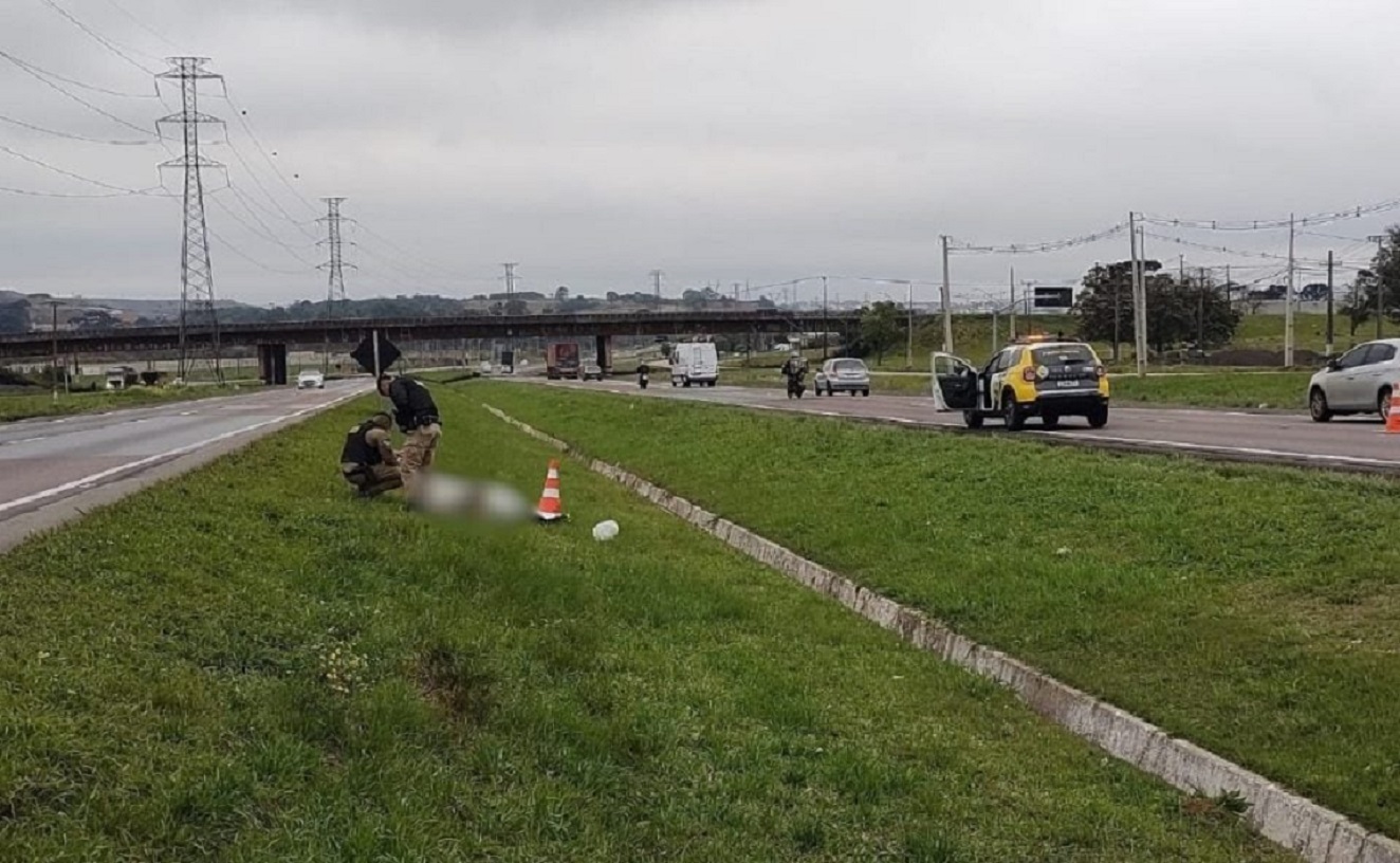 Homem é encontrado morto em canteiro central após atropelamento; motorista desaparece Homem é encontrado morto em canteiro central após atropelamento; motorista desaparece