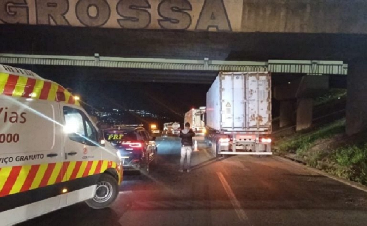 Mãe e filho morrem atropelados ao tentar atravessar pista dupla para entrar em carro Mãe e filho morrem atropelados ao tentar atravessar pista dupla para entrar em carro