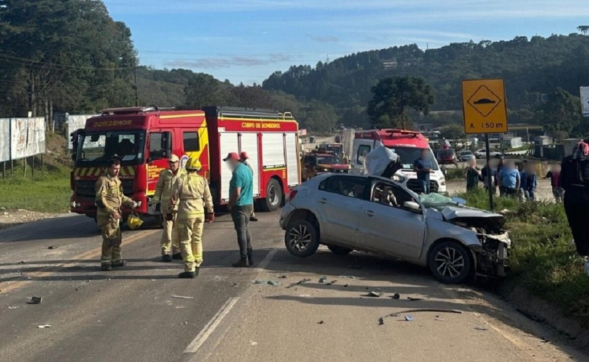 Jovem morre e adolescente fica ferido após acidente entre carro e ônibus Jovem morre e adolescente fica ferido após acidente entre carro e ônibus