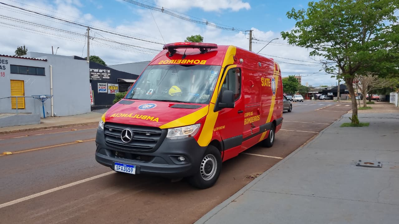Dois jovens caem de moto na Avenida Tito Muffato e ficam feridos Dois jovens caem de moto na Avenida Tito Muffato e ficam feridos