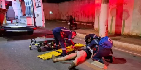 Casal cai de moto e fica ferido; Samu presta atendimento Casal cai de moto e fica ferido; Samu presta atendimento