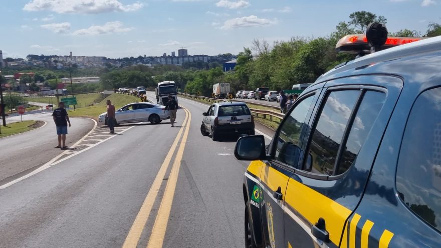 Corsa bate na traseira de Fusion na BR-277 em Cascavel