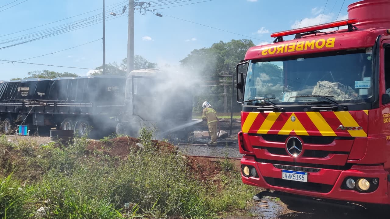 Cabine de caminhão é consumida por incêndio na BR-277 em Cascavel