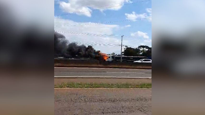 Vídeo mostra cabine de caminhão em chamas às margens da BR-277