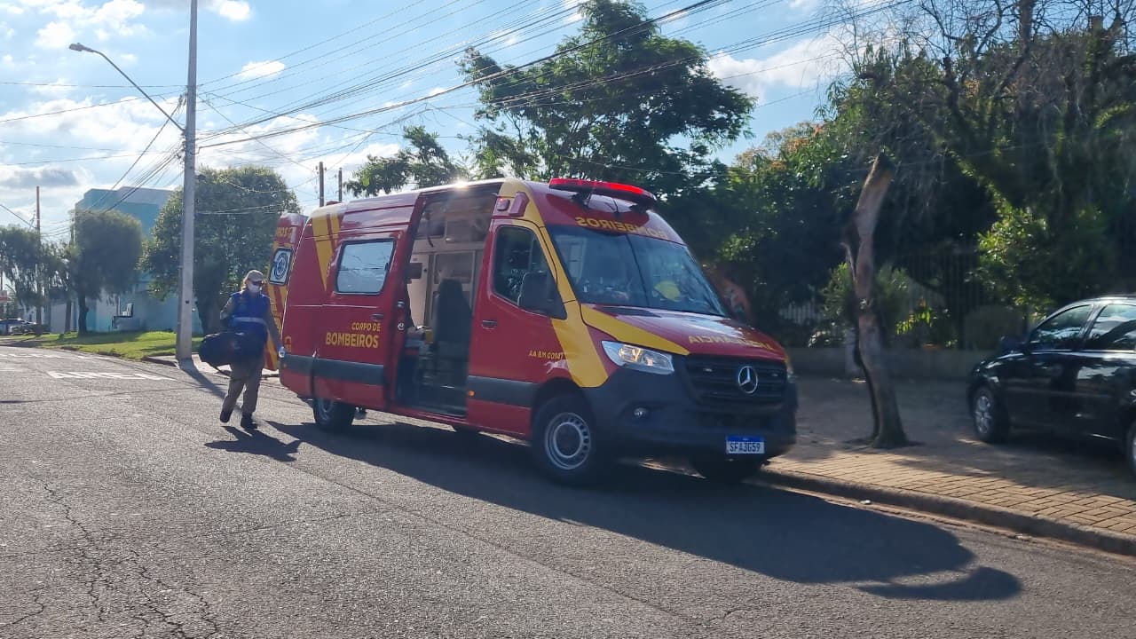 Jovem tem suspeita de fratura na perna ao cair de moto no Bairro Guarujá