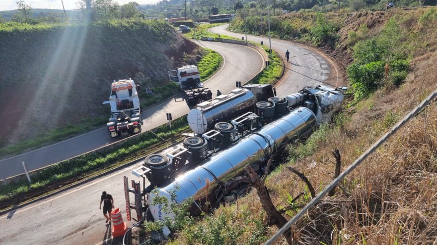 Caminhão carregado com leite tomba no Contorno Oeste, em Cascavel