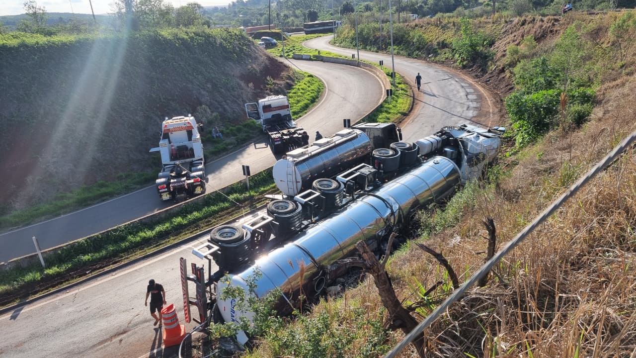 Caminhão carregado com leite tomba no Contorno Oeste, em Cascavel