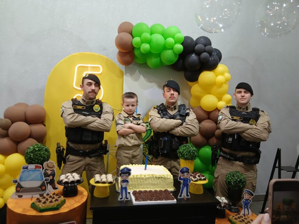 Aniversário especial: Davi se torna policial mirim em festa surpresa com PMs em Cascavel