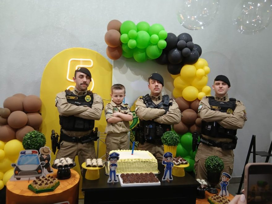 Aniversário especial: Davi se torna policial mirim em festa surpresa com PMs em Cascavel