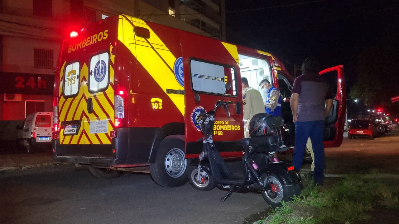 Homem cai de scooter elétrica e fica ferido no Bairro Coqueiral