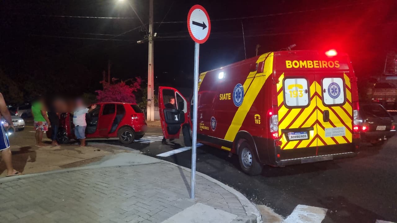 Veículo Fox atinge ciclista no Bairro XIV de Novembro