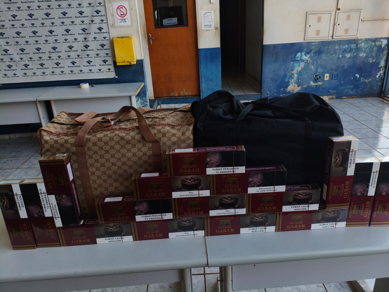 PM apreende mil carteiras de cigarro paraguaio em abordagem a ônibus em Cascavel