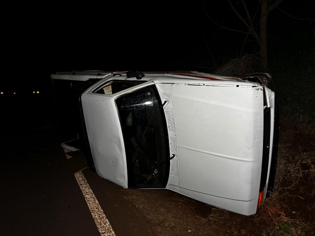 Caminhonete tomba após colisão envolvendo três veículos na PR-491, entre Nova Santa Rosa e Marechal