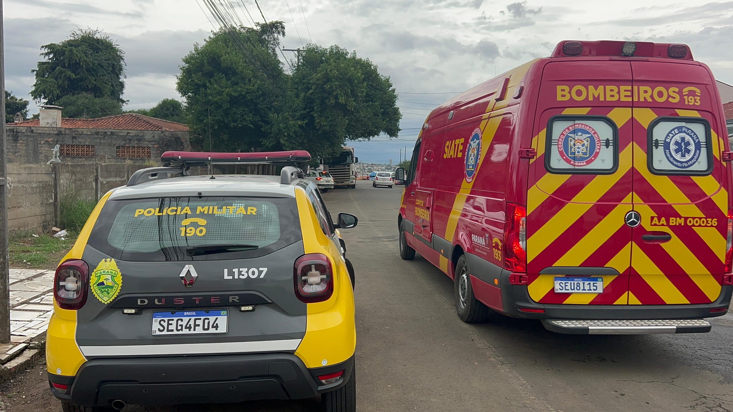 Homem bêbado agride mãe, avó e tenta golpear filho com facão