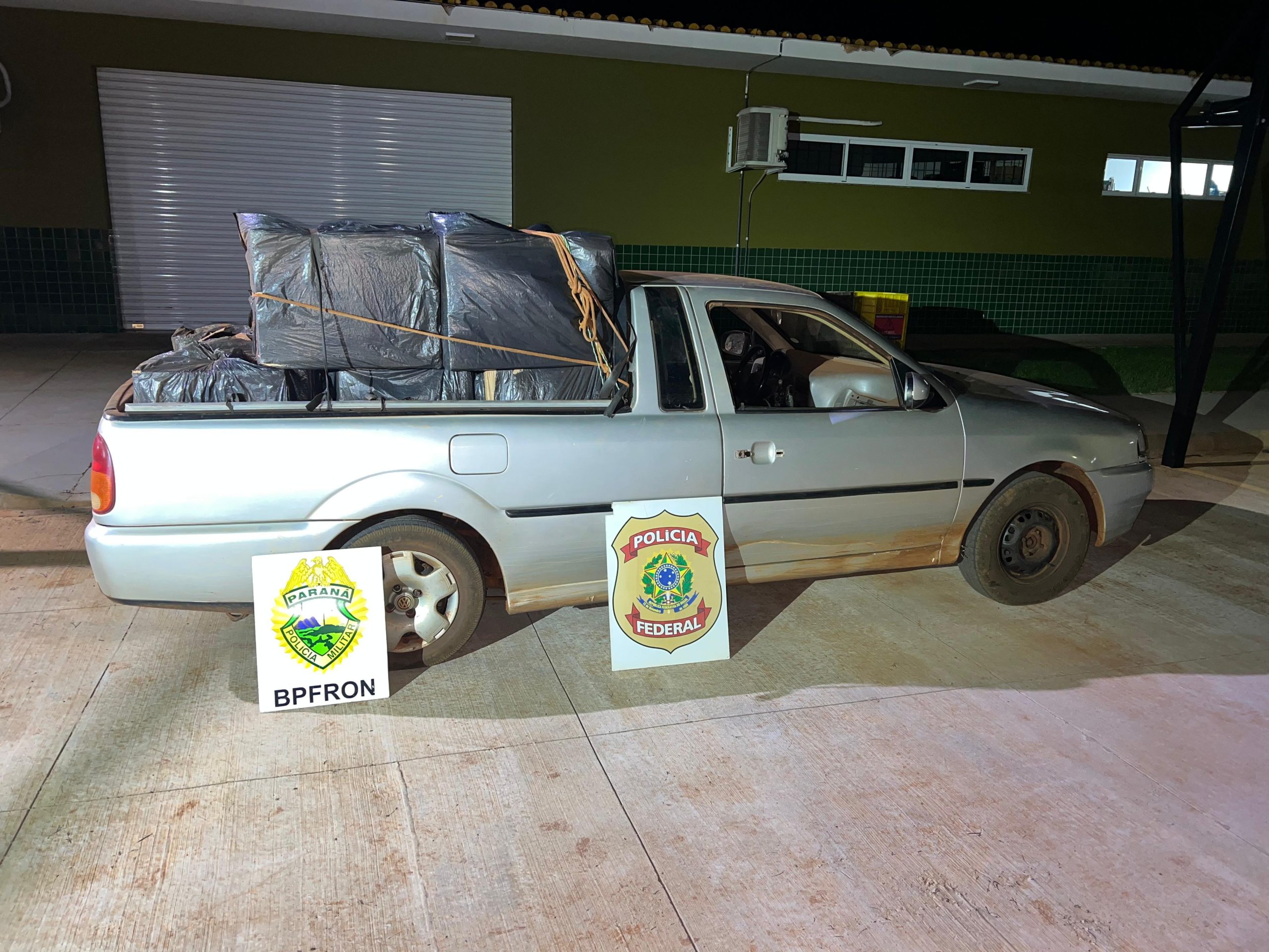 BPFRON e Polícia Federal apreendem veículo carregado com cigarros em Guaíra