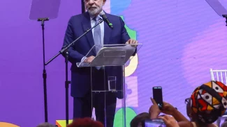 Lula abre conferência e sanciona ampliação da licença-maternidade