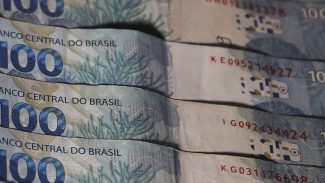 Juros do cartão de crédito rotativo avançam e chegam a 451,5% ao ano