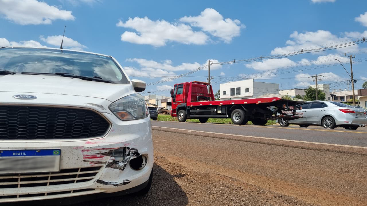 Caminhão-guincho e Ford Ka colidem na BR-277 em Santa Tereza do Oeste Caminhão-guincho e Ford Ka colidem na BR-277 em Santa Tereza do Oeste