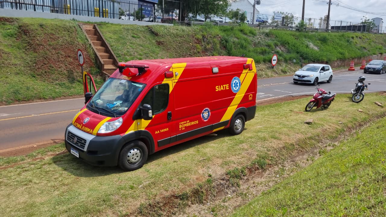 Mulher cai de motocicleta na marginal da BR-277, em Cascavel Mulher cai de motocicleta na marginal da BR-277, em Cascavel