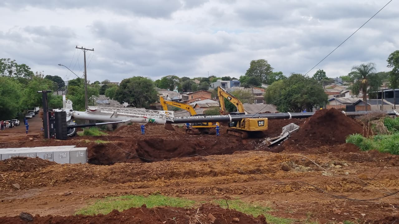 Guindaste cai sobre escavadeira em obra do Ecopark Floresta; queda atinge fiações e deixa moradores sem luz Guindaste cai sobre escavadeira em obra do Ecopark Floresta; queda atinge fiações e deixa moradores sem luz