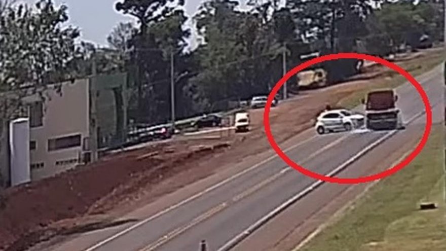 Câmeras registram acidente entre Ford Ka e caminhão guincho em Santa Tereza do Oeste
