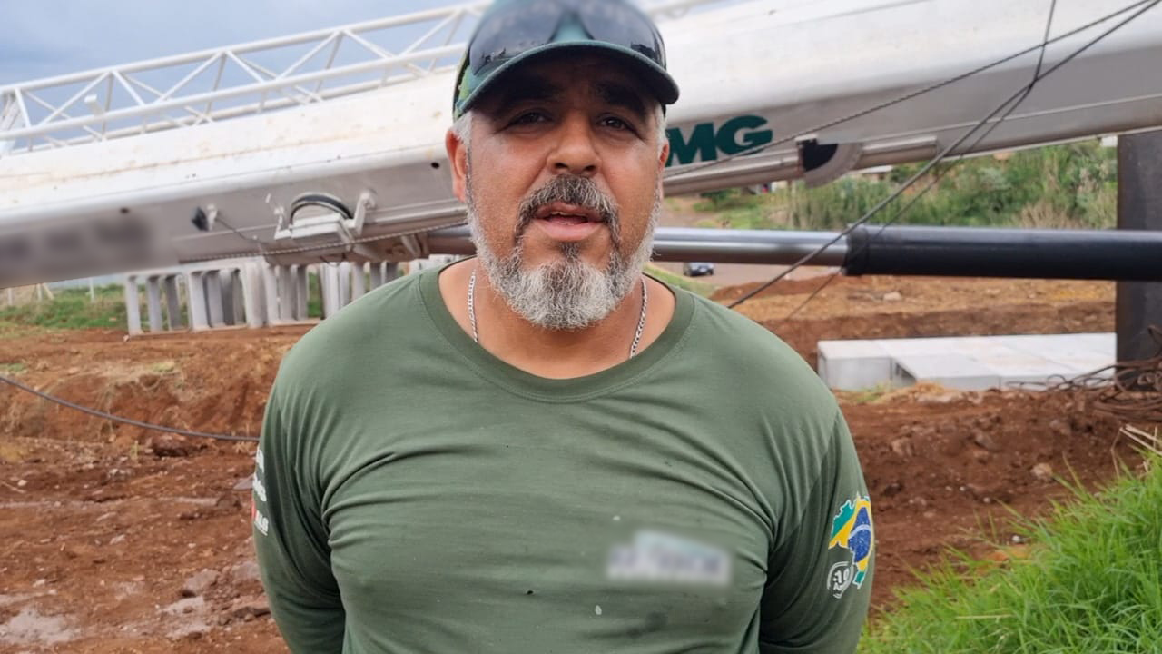 Operador da escavadeira estava dentro do maquinário no momento da queda do guindaste Operador da escavadeira estava dentro do maquinário no momento da queda do guindaste