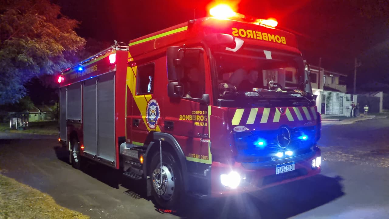 Bombeiros controlam fogo em vegetação no Bairro Tropical em Cascavel Bombeiros controlam fogo em vegetação no Bairro Tropical em Cascavel