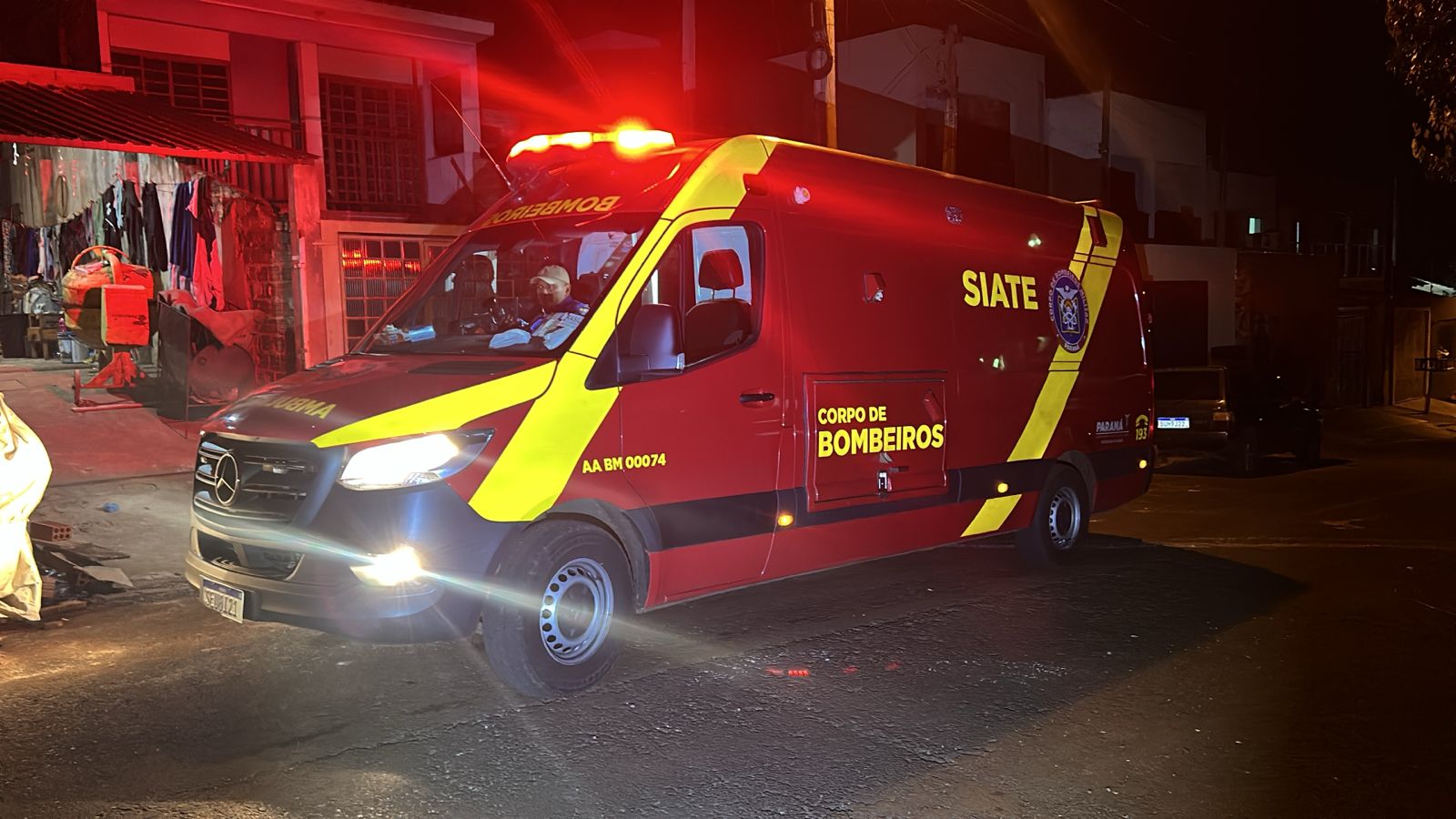 Mulher tem suspeita de fratura após cair dentro de casa no Bairro Periolo Mulher tem suspeita de fratura após cair dentro de casa no Bairro Periolo