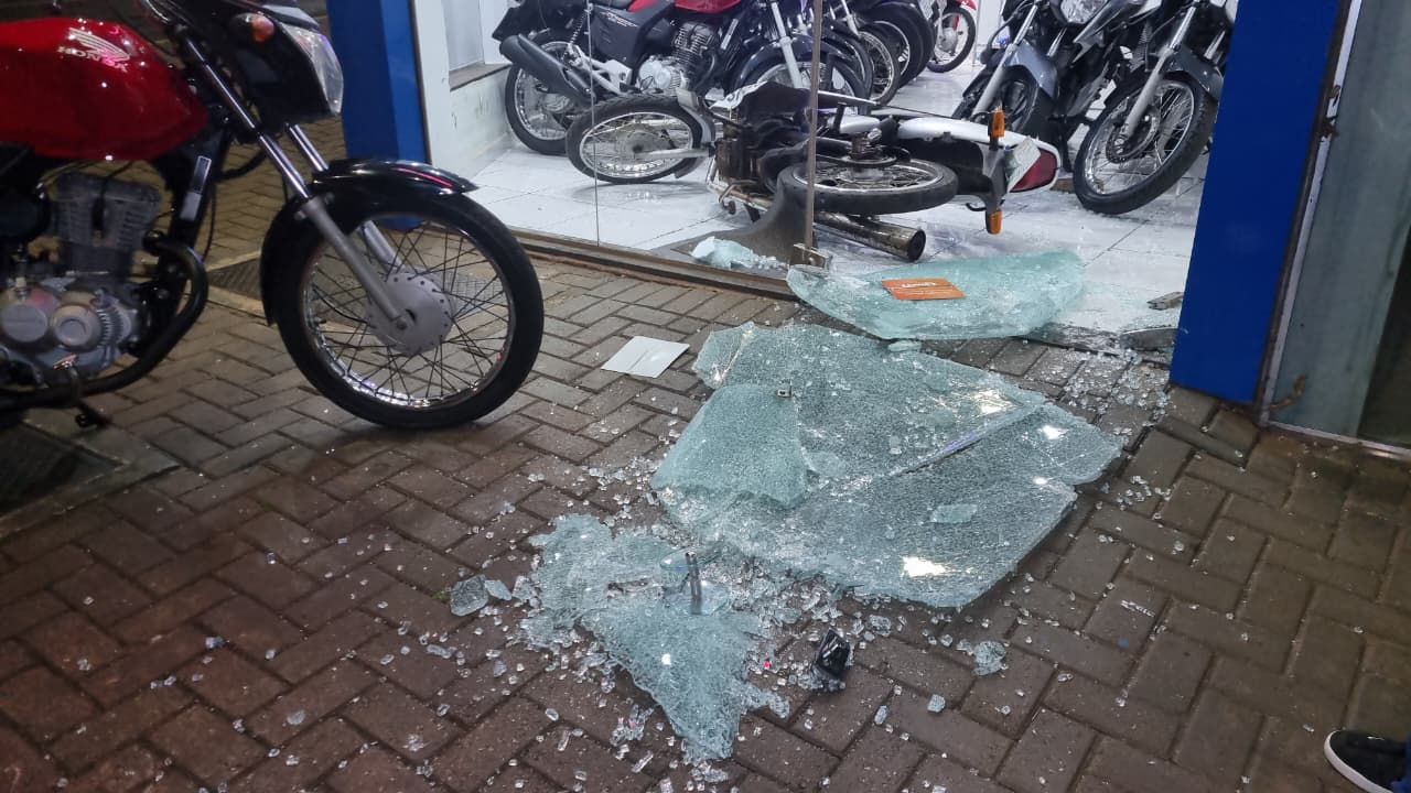 Correria policial: Loja de motos no Centro de Cascavel é arrombada e criminosos fogem a pé Correria policial: Loja de motos no Centro de Cascavel é arrombada e criminosos fogem a pé
