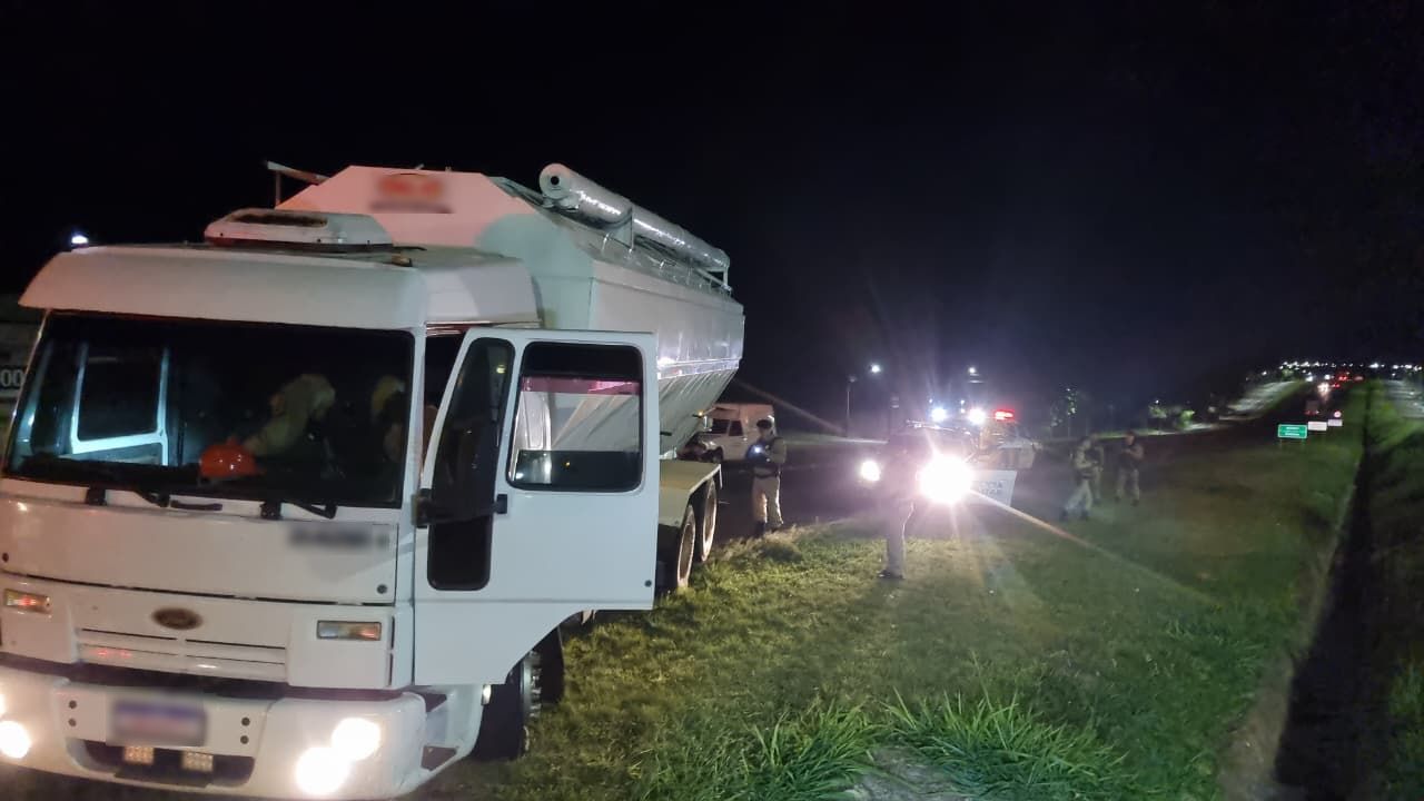 Homem é preso após tentativa de fuga com caminhão carregado de cigarros na BR-277 em Cascavel Homem é preso após tentativa de fuga com caminhão carregado de cigarros na BR-277 em Cascavel