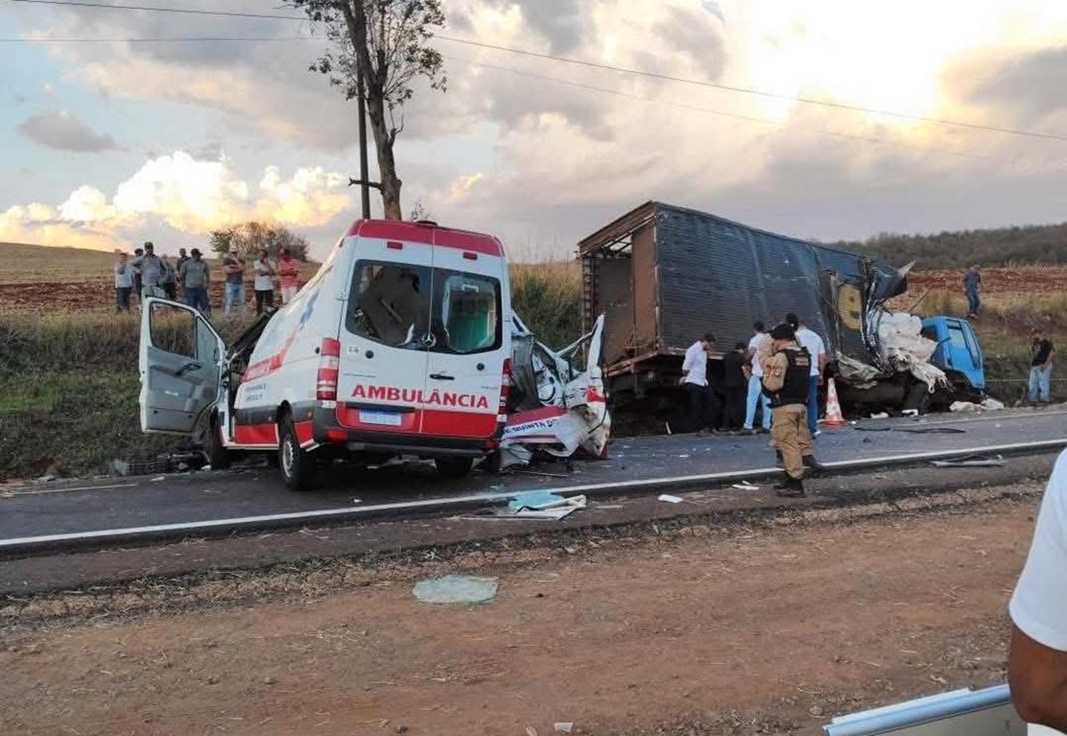 Divulgados detalhes do grave acidente na PR-082 que envolveu ambulância e deixou duas pessoas mortas Divulgados detalhes do grave acidente na PR-082 que envolveu ambulância e deixou duas pessoas mortas