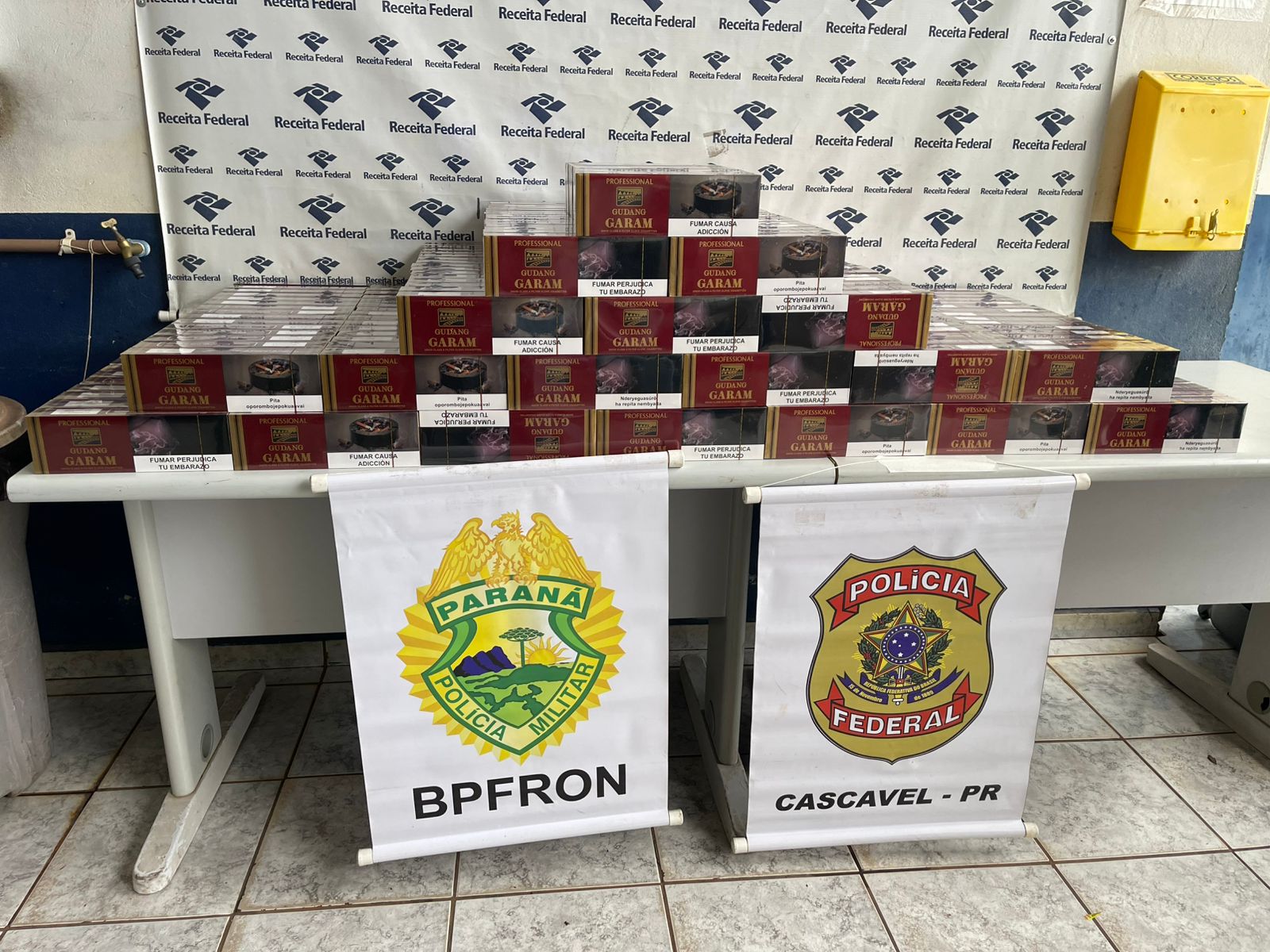 PM flagra casal com 280 pacotes de cigarro em malas no Ônix de app PM flagra casal com 280 pacotes de cigarro em malas no Ônix de app