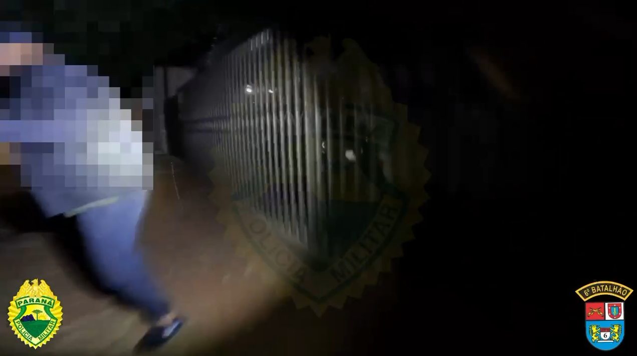Veja momento em que caminhoneiro é preso por porte de cigarros após tentativa de fuga