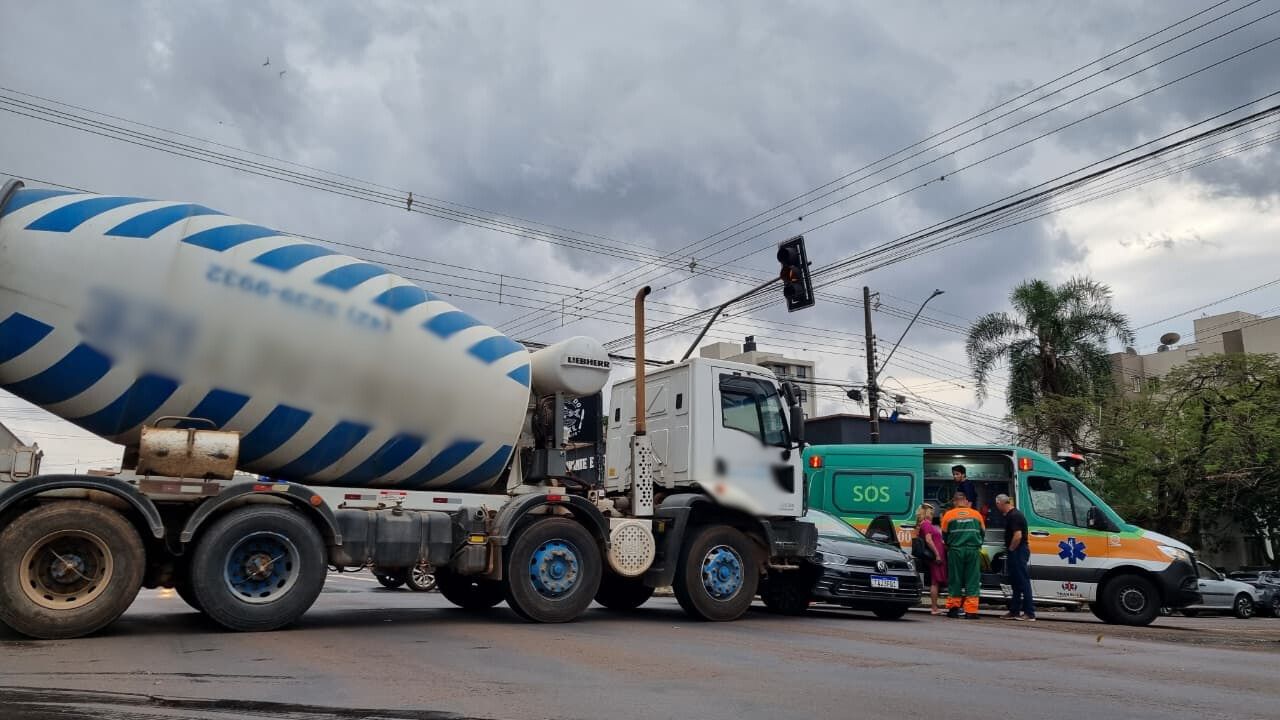 Mulher fica ferida após colisão entre carro e caminhão de cimento