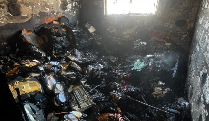 Quarto transformado em cinzas: Incêndio destrói cômodo de apartamento Quarto transformado em cinzas: Incêndio destrói cômodo de apartamento