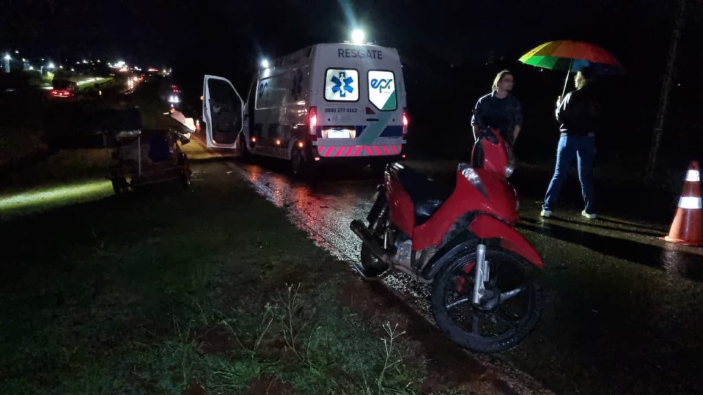 Motociclista bate contra carrinho de recicláveis na marginal da BR-277 em Cascavel