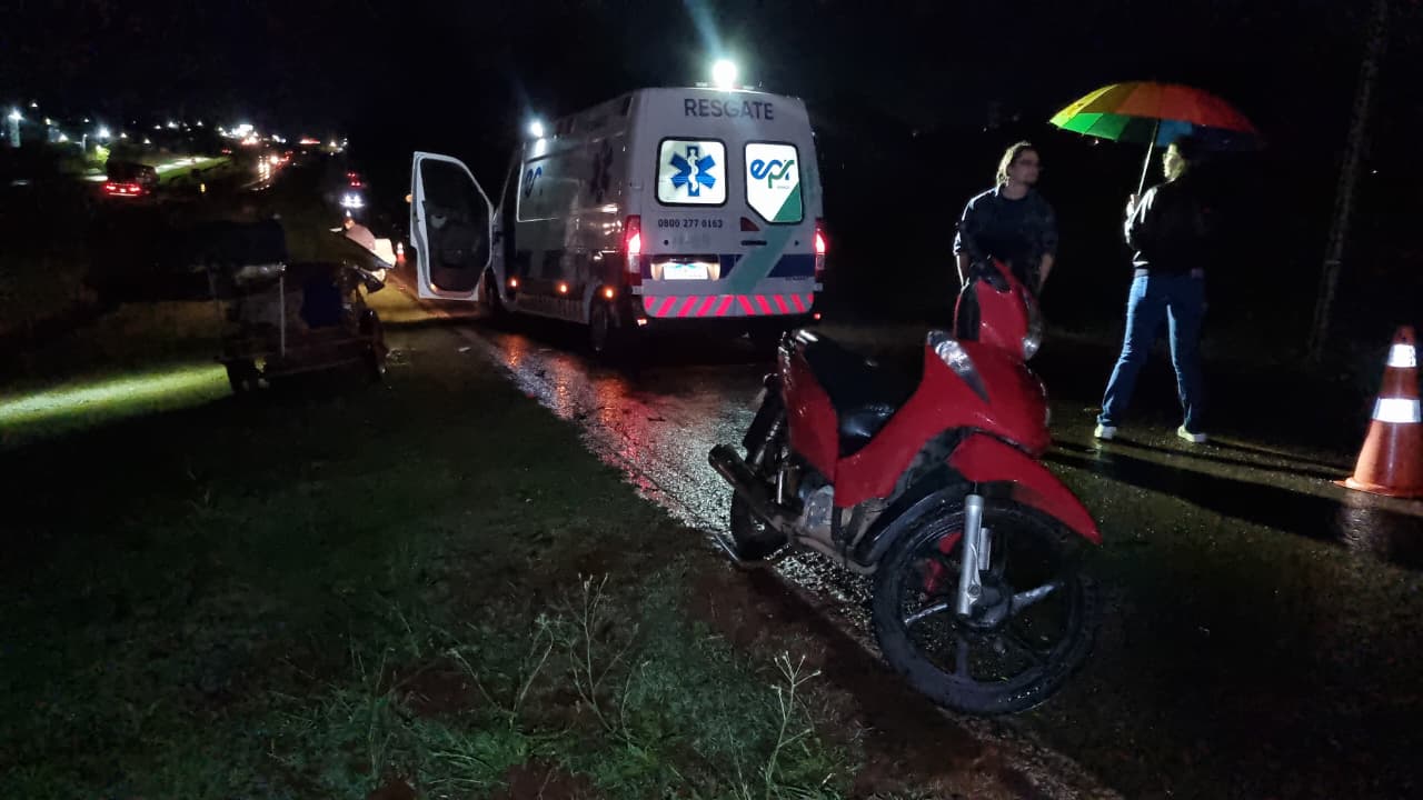Motociclista bate contra carrinho de recicláveis na marginal da BR-277 em Cascavel