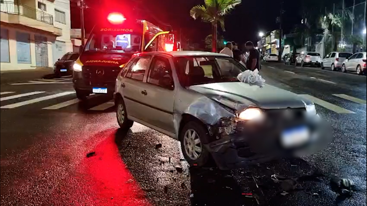 Batida entre Gol e Jeep deixa mulher ferida na Av. Brasil